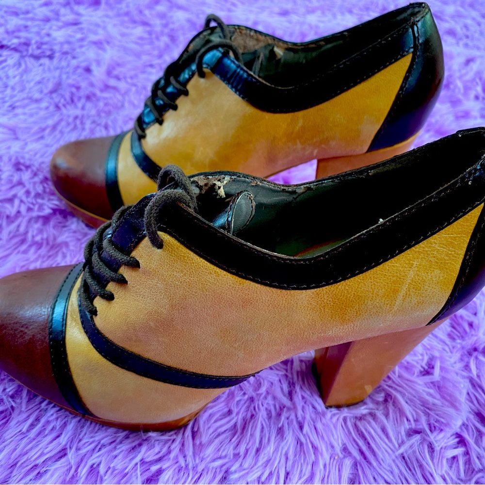 hinge cute chunky brown shoes, size 8.